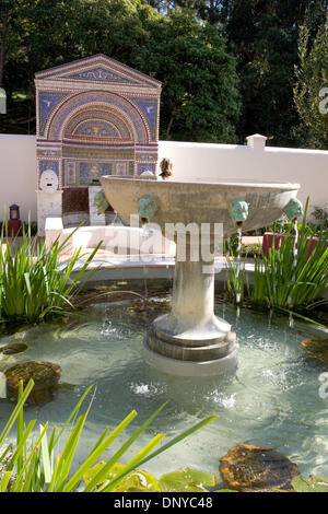 25. Januar 2006; Pacific Palisades, Kalifornien, USA; Zwei Brunnen in der Ostgarten der Getty Villa. J. Paul Getty Museum, geschlossen wegen Renovierung und Erweiterung im Jahr 1997 hat nach 275 Millionen Dollar an Ergänzungen und Renovierungen wieder eröffnet. Das Museum beherbergt heute über 23 Galerien anzeigen über 1.200 Stücke aus der ständigen Sammlung des Getty. Es gibt auch Ausstellungen, eine klassische Stockfoto