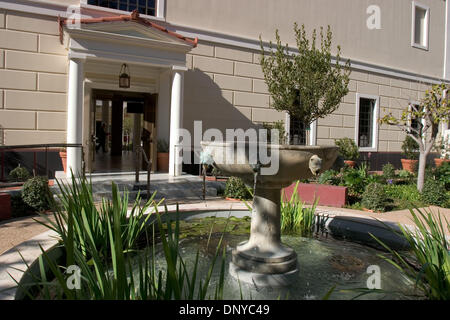 25. Januar 2006; Pacific Palisades, Kalifornien, USA; Der Osten Garten die Getty Villa. J. Paul Getty Museum, geschlossen wegen Renovierung und Erweiterung im Jahr 1997 hat nach 275 Millionen Dollar an Ergänzungen und Renovierungen wieder eröffnet. Das Museum beherbergt heute über 23 Galerien anzeigen über 1.200 Stücke aus der ständigen Sammlung des Getty. Es gibt auch Ausstellungen, ein Klassik open Air amphithea Stockfoto