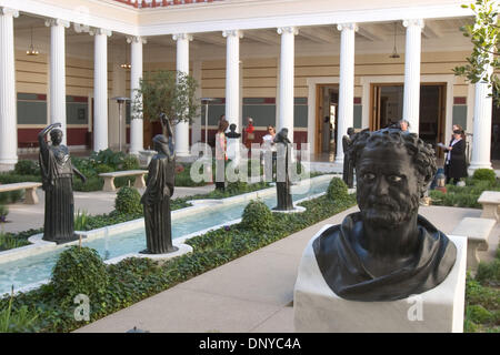 25. Januar 2006; Pacific Palisades, Kalifornien, USA; Der innere Säulenhalle der Getty Villa beinhaltet Replikate von Bronzestatuen von Frauen bei der Villa dei Papiri in Herculaneum südlich von Rom gefunden. J. Paul Getty Museum, geschlossen wegen Renovierung und Erweiterung im Jahr 1997 hat nach 275 Millionen Dollar an Ergänzungen und Renovierungen wieder eröffnet. Das Museum beherbergt heute über 23 Galerien anzeigen Stockfoto