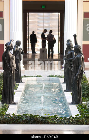 25. Januar 2006; Pacific Palisades, Kalifornien, USA; Der innere Säulenhalle der Getty Villa beinhaltet Replikate von Bronzestatuen von Frauen bei der Villa dei Papiri in Herculaneum südlich von Rom gefunden. J. Paul Getty Museum, geschlossen wegen Renovierung und Erweiterung im Jahr 1997 hat nach 275 Millionen Dollar an Ergänzungen und Renovierungen wieder eröffnet. Das Museum beherbergt heute über 23 Galerien anzeigen Stockfoto