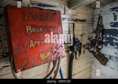 WINTERINSEL, Antarktis — Eine Sammlung von Vintage-Atemgeräten und Feuerwehrausrüstung hängt an der Wand des Wordie House, einer erhaltenen britischen Antarktis-Forschungsbasis Mitte der 1940er Jahre. Ursprünglich als Base F bekannt, wurde es nach James Wordie umbenannt, dem Chefwissenschaftler auf Ernest Shackletons Expedition, und steht in der Nähe der Vernadsky Research Base auf den Argentinischen Inseln. Stockfoto