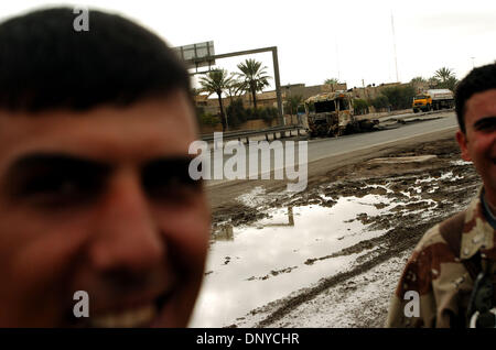 26. Januar 2006; Abu Ghraib, Bagdad, Irak; Irakische Armee Soldaten auf der Szene der Gas Tanker Brände von Aufständischen auf einer Autobahn in Bagdad am 26. Januar 2006 festgelegt. Die Aufständischen legten Feuer auf drei Tanker an diesem Tag. Aufständischen Ziel Gaslieferungen und Ölpipelines, die Regierung von der Erhebung der Einnahmen zu stoppen. Obligatorische Credit: Foto von Bill Putnam/ZUMA Press. (©) Copyright 2006 von Bill Pu Stockfoto