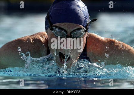 26. Januar 2006; Boca Raton, FL, USA; 84 Jahre alten Bob Spaulding kommt zuerst im ersten Durchgang von der 50-Yard-Brustschwimmen während der 17. jährliche Delray Beach Senior Games am Meadows Park Pool in Boca Raton Donnerstag, 26. Januar 2006. Goldene Athleten aus quer durch den Staat haben diese Woche auf Delray Beach angenähert, in zehn verschiedenen Veranstaltungen zu konkurrieren.  Obligatorische Credit: Foto von C Stockfoto