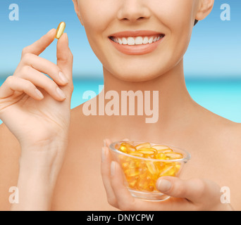 schöne Frau mit Omega-3-Vitamine Stockfoto