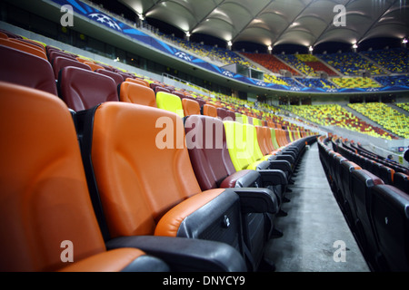 Leere Sitzreihen in verschiedenen Farben in einem Stadion Stockfoto