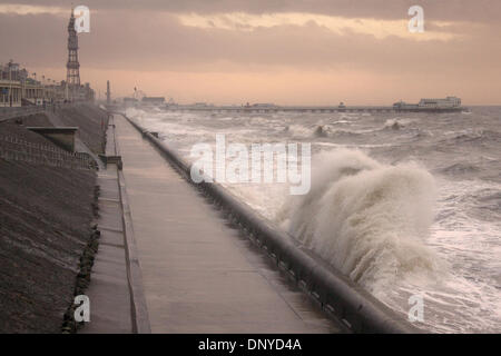 Blackpool, UK. 6. Januar 2013. Sturmwinde und eine Flut verbinden sich um zu riesige Wellen an der Küste von Blackpool zu erstellen. Das stürmische Wetter verbreiten in weiten Teilen des Vereinigten Königreichs. Bildnachweis: Vincent Abtei/Alamy Live News Stockfoto