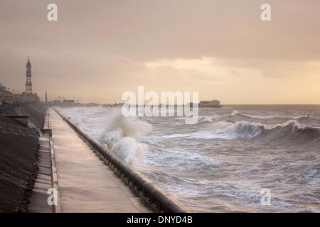 Blackpool, UK. 6. Januar 2013. Wellen zerschmettern der Blackpool Promenade. Das stürmische Wetter verbreiten in weiten Teilen des Vereinigten Königreichs. Bildnachweis: Vincent Abtei/Alamy Live News Stockfoto