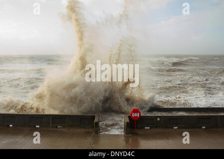 Blackpool, UK. 6. Januar 2013. Eine Flut und starkem Wind kombinieren, um Wellen in Blackpool Meer senden. Das stürmische Wetter verbreiten in weiten Teilen des Vereinigten Königreichs. Bildnachweis: Vincent Abtei/Alamy Live News Stockfoto