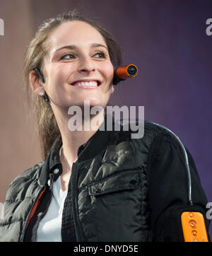 Las Vegas, USA. 6. Januar 2014. Ein Model präsentiert die neueste tragbare Kamera-Ausrüstung von Panasonic auf der 2014 international CES in Las Vegas, USA, 6. Januar 2014. Bildnachweis: Yang Lei/Xinhua/Alamy Live-Nachrichten Stockfoto