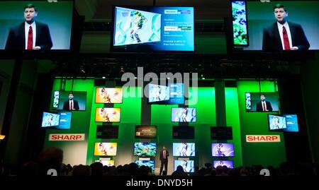 Las Vegas, USA. 6. Januar 2014. Sharp setzt die neuesten Quattron Plus TV auf der 2014 international CES in Las Vegas, USA, 6. Januar 2014 frei. Bildnachweis: Yang Lei/Xinhua/Alamy Live-Nachrichten Stockfoto