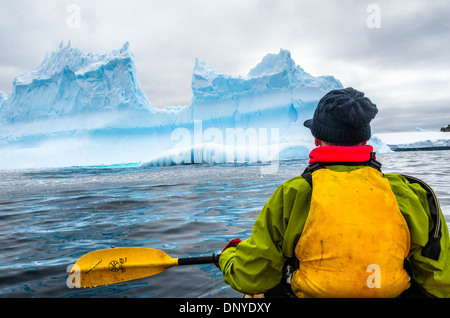 Antarktis - ein point-of-view Shot eines Kayaker paddeln unter großen geschnitzten Eisberge an Melchior Island in der Antarktis. Stockfoto