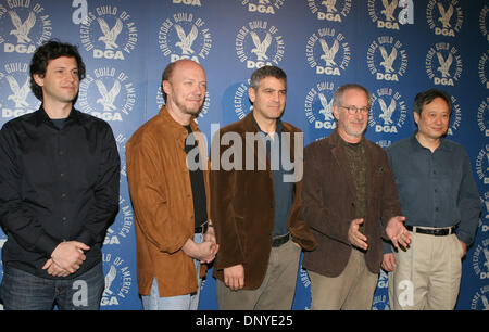 28. Januar 2006; Los Angeles, Kalifornien, USA; Nominierte Regisseure links nach rechts: BENNETT MILLER, PAUL HAGGIS, GEORGE CLOONEY, STEVEN SPIELBERG und ANG LEE auf der DGA-Jahrestagung "erfüllen die nominierten: Spielfilm" Symposium feiert die Kunst und Handwerk der Regie mit denen Outstanding Directorial Achievement in Spielfilm für den DGA Award 2005 nominiert.  Obligatorische Credit: Foto von Mari Stockfoto