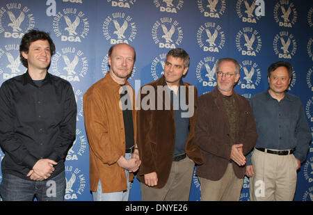 28. Januar 2006; Los Angeles, Kalifornien, USA; Nominierte Regisseure links nach rechts: BENNETT MILLER, PAUL HAGGIS, GEORGE CLOONEY, STEVEN SPIELBERG und ANG LEE auf der DGA-Jahrestagung "erfüllen die nominierten: Spielfilm" Symposium feiert die Kunst und Handwerk der Regie mit denen Outstanding Directorial Achievement in Spielfilm für den DGA Award 2005 nominiert.  Obligatorische Credit: Foto von Mari Stockfoto