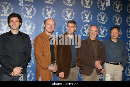28. Januar 2006; Los Angeles, Kalifornien, USA; Nominierte Regisseure links nach rechts: BENNETT MILLER, PAUL HAGGIS, GEORGE CLOONEY, STEVEN SPIELBERG und ANG LEE auf der DGA-Jahrestagung "erfüllen die nominierten: Spielfilm" Symposium feiert die Kunst und Handwerk der Regie mit denen Outstanding Directorial Achievement in Spielfilm für den DGA Award 2005 nominiert.  Obligatorische Credit: Foto von Mari Stockfoto