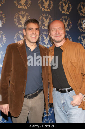 28. Januar 2006; Los Angeles, Kalifornien, USA; Schauspieler und Regisseur GEORGE CLOONEY mit dem Regisseur PAUL HAGGIS auf der DGA-Jahrestagung "erfüllen die nominierten: Spielfilm" Symposium feiert die Kunst und Handwerk der Regie mit denen Outstanding Directorial Achievement in Spielfilm für den DGA Award 2005 nominiert.  Obligatorische Credit: Foto von Marianna Day Massey/ZUMA Press. (©) Copyright 2006 von Stockfoto