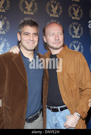 28. Januar 2006; Los Angeles, Kalifornien, USA; Schauspieler und Regisseur GEORGE CLOONEY mit dem Regisseur PAUL HAGGIS auf der DGA-Jahrestagung "erfüllen die nominierten: Spielfilm" Symposium feiert die Kunst und Handwerk der Regie mit denen Outstanding Directorial Achievement in Spielfilm für den DGA Award 2005 nominiert.  Obligatorische Credit: Foto von Marianna Day Massey/ZUMA Press. (©) Copyright 2006 von Stockfoto