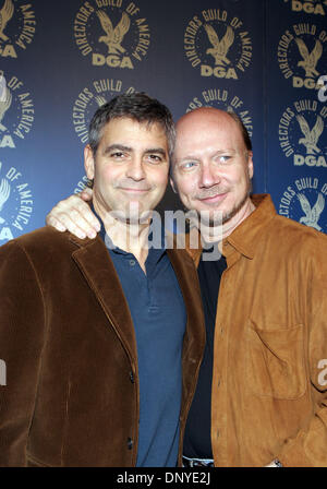 28. Januar 2006; Los Angeles, Kalifornien, USA; Schauspieler und Regisseur GEORGE CLOONEY mit dem Regisseur PAUL HAGGIS auf der DGA-Jahrestagung "erfüllen die nominierten: Spielfilm" Symposium feiert die Kunst und Handwerk der Regie mit denen Outstanding Directorial Achievement in Spielfilm für den DGA Award 2005 nominiert.  Obligatorische Credit: Foto von Marianna Day Massey/ZUMA Press. (©) Copyright 2006 von Stockfoto