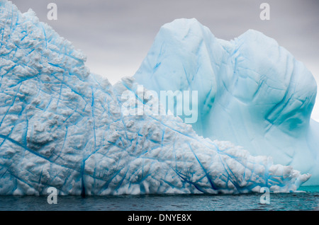 Antarktis - kunstvoll geformte Eisberge in einem Eisberg Friedhof in einer Bucht in der Nähe von Melchior Island in der Antarktis gebündelt. Stockfoto