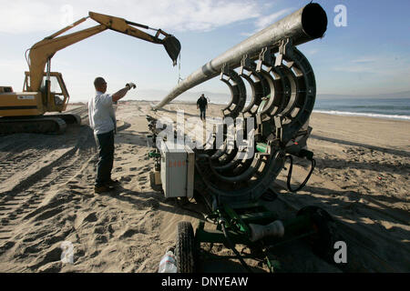 28. Januar 2006; Ensenada, Baja California, Mexiko; Godwin Pumpen Techniker Danny Simala bereitet sich auf 24 Zoll Rohrstücke zu einer 1800 Fuß Länge, getrennt zu verschmelzen beim Herausziehen den Kahn. Das Rohr war mit vier hohen Volumen Pumpen verbunden sein und durchkämmen Sand angesammelt gegen den Rumpf des Schiffes, während es gezogen wird.  Obligatorische Credit: Foto von John Stockfoto