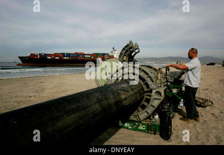 28. Januar 2006; Ensenada, Baja California, Mexiko; Godwin Pumpen Techniker Danny Simala bereitet sich auf 24 Zoll Rohrstücke zu einer 1800 Fuß Länge, getrennt zu verschmelzen beim Herausziehen den Kahn. Das Rohr war mit vier hohen Volumen Pumpen verbunden sein und durchkämmen Sand angesammelt gegen den Rumpf des Schiffes, während es gezogen wird.  Obligatorische Credit: Foto von John Stockfoto