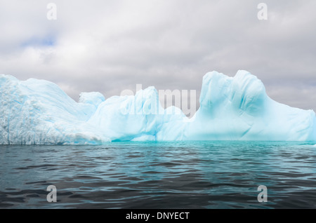 Antarktis - kunstvoll geformte Eisberge in einem Eisberg Friedhof in einer Bucht in der Nähe von Melchior Island in der Antarktis gebündelt. Stockfoto