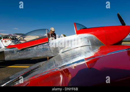 Besucher inspiziert eines Van Flugzeuge RV8; Antike und moderne Flugzeuge bei den alljährlich stattfindenden Salida ArtWalk Fly-In Stockfoto