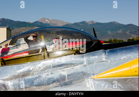 Besucher durch Baldachin von eines Van Flugzeuge RV4 betrachtet; Antike und moderne Flugzeuge bei den alljährlich stattfindenden Salida ArtWalk Fly-In Stockfoto