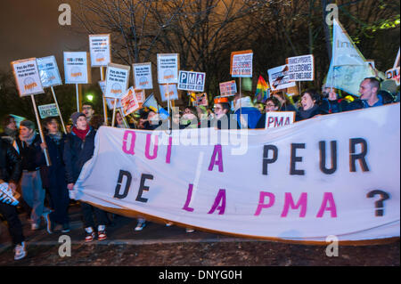 Paris, Frankreich. Öffentliche Demonstration, französische LGBT-Aktivismus-Gruppen, protestieren gegen die Weigerung der Regierung, M.A.P. zu legalisieren (Medizinisch unterstützte Fortpflanzung) (A). (Rechte der künstlichen Befruchtung) lgbt, Protest gegen Frauenrechte, Frauenaktivismus Stockfoto