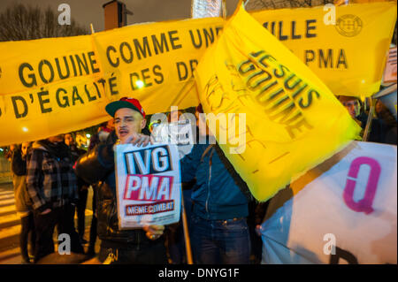 Paris, Frankreich. Öffentliche Demonstration, französische LGBTQ-Aktivismus-Gruppen, protestieren gegen die Weigerung der Regierung, M.A.P. aufzunehmen (Medizinisch unterstützte Zeugung) (P.M. A.) (Künstliche Besamungsrechte) -vor kurzem verabschiedete Homosexuell Ehe Gesetz. Protest von Aktivisten, wütend Menschenmenge, lgbt-Protest Stockfoto