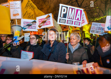 Paris, Frankreich. Große Menschenmenge, öffentliche Demonstration, französische LGBT-Aktivismus-Gruppen, Protest gegen die Weigerung der Regierung, M.A.P. (medizinisch unterstützte Fortpflanzung) (P.M.A.) (künstliche Besamungsrechte) Frauen, die Aktivist halten soziale Protestzeichen, wütende Menge, lgbt-Protest, Protest gegen Frauenrechte, Frauen unterstützen Frauen, Frauenaktivismus, weibliche Empowerment-Zeichen Stockfoto