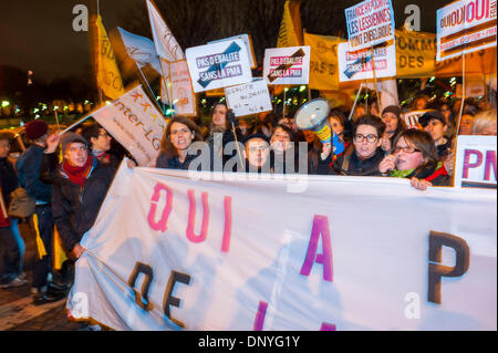 Paris, Frankreich. Öffentliche Demonstration, französische LGBT-Aktivismus-Gruppen, protestieren gegen die Weigerung der Regierung, M.A.P. zu legalisieren (Medizinisch unterstützte Fortpflanzung) (A). (Rechte auf künstliche Befruchtung) Frauen mit Protestschildern, Frauenaktivismus Stockfoto