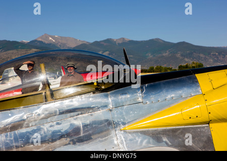 Besucher durch Baldachin von eines Van Flugzeuge RV4 betrachtet; Antike und moderne Flugzeuge bei den alljährlich stattfindenden Salida ArtWalk Fly-In Stockfoto