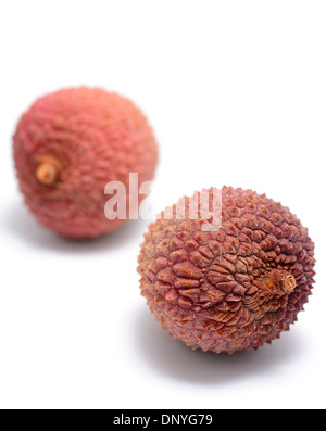 Litschi (Litchi Chinensis) auf weißem Hintergrund platziert. Stockfoto