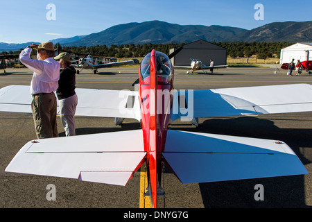 Paar genießt Antike und moderne Flugzeuge bei den alljährlich stattfindenden Salida ArtWalk Fly-In; Van es Aircraft RV4. Stockfoto