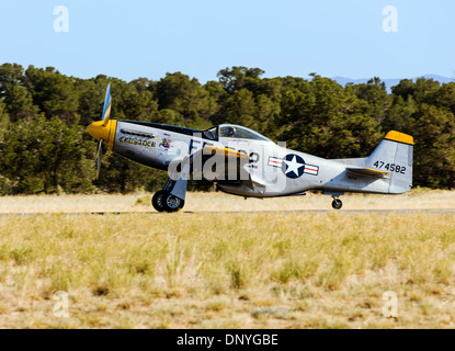 North American Aviation p-51 Mustang, amerikanischen Langstrecken, einsitzigen Jäger und Jagdbomber, landet auf dem Flughafen von Colorado. Stockfoto