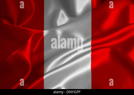 Peru-Flagge auf seidige Textur. Stockfoto