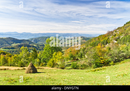 Sicht auf eine Landschaft von Mount Bobija, Hügel, Heuhaufen, Wiesen und bunte Bäume Stockfoto