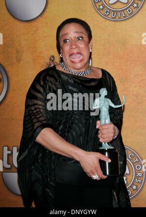 29. Januar 2006; Los Angeles, Kalifornien, USA; Schauspielerin S. Christian MERKERSON mit dem Award für "Hervorragende Leistung durch eine Schauspielerin in einem Fernsehfilm oder einer Miniserie" im Presseraum auf der 12. Annual Screen Actors Guild Awards statt im Schrein Exposition Center in Los Angeles. Obligatorische Credit: Foto von Lisa O'Connor/ZUMA Press. (©) Copyright 2006 von Lisa O'Connor Stockfoto