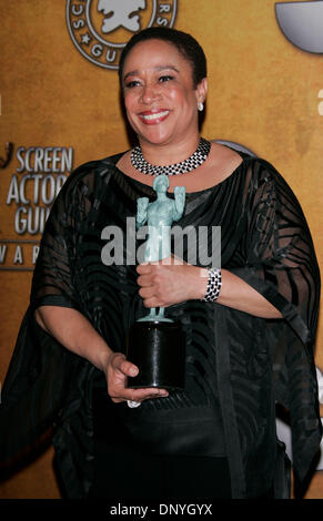 29. Januar 2006; Los Angeles, Kalifornien, USA; Schauspielerin S. Christian MERKERSON mit dem Award für "Hervorragende Leistung durch eine Schauspielerin in einem Fernsehfilm oder einer Miniserie" im Presseraum auf der 12. Annual Screen Actors Guild Awards statt im Schrein Exposition Center in Los Angeles. Obligatorische Credit: Foto von Lisa O'Connor/ZUMA Press. (©) Copyright 2006 von Lisa O'Connor Stockfoto