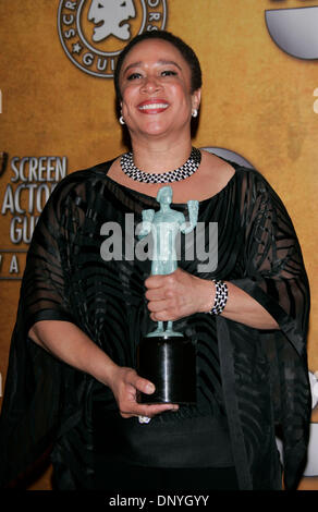 29. Januar 2006; Los Angeles, Kalifornien, USA; Schauspielerin S. Christian MERKERSON mit dem Award für "Hervorragende Leistung durch eine Schauspielerin in einem Fernsehfilm oder einer Miniserie" im Presseraum auf der 12. Annual Screen Actors Guild Awards statt im Schrein Exposition Center in Los Angeles. Obligatorische Credit: Foto von Lisa O'Connor/ZUMA Press. (©) Copyright 2006 von Lisa O'Connor Stockfoto