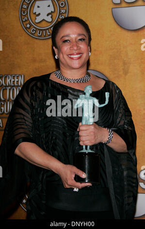 29. Januar 2006; Los Angeles, Kalifornien, USA; Schauspielerin S. Christian MERKERSON mit dem Award für "Hervorragende Leistung durch eine Schauspielerin in einem Fernsehfilm oder einer Miniserie" im Presseraum auf der 12. Annual Screen Actors Guild Awards statt im Schrein Exposition Center in Los Angeles. Obligatorische Credit: Foto von Lisa O'Connor/ZUMA Press. (©) Copyright 2006 von Lisa O'Connor Stockfoto