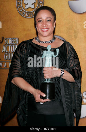 29. Januar 2006; Los Angeles, Kalifornien, USA; Schauspielerin S. Christian MERKERSON mit dem Award für "Hervorragende Leistung durch eine Schauspielerin in einem Fernsehfilm oder einer Miniserie" im Presseraum auf der 12. Annual Screen Actors Guild Awards statt im Schrein Exposition Center in Los Angeles. Obligatorische Credit: Foto von Lisa O'Connor/ZUMA Press. (©) Copyright 2006 von Lisa O'Connor Stockfoto