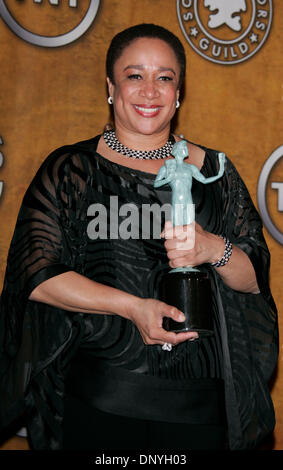 29. Januar 2006; Los Angeles, Kalifornien, USA; Schauspielerin S. Christian MERKERSON mit dem Award für "Hervorragende Leistung durch eine Schauspielerin in einem Fernsehfilm oder einer Miniserie" im Presseraum auf der 12. Annual Screen Actors Guild Awards statt im Schrein Exposition Center in Los Angeles. Obligatorische Credit: Foto von Lisa O'Connor/ZUMA Press. (©) Copyright 2006 von Lisa O'Connor Stockfoto