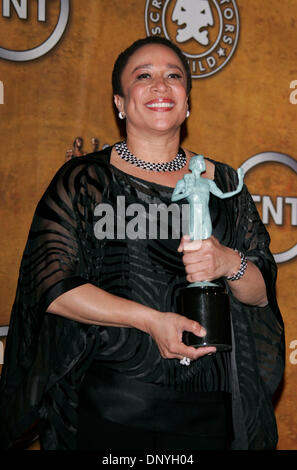 29. Januar 2006; Los Angeles, Kalifornien, USA; Schauspielerin S. Christian MERKERSON mit dem Award für "Hervorragende Leistung durch eine Schauspielerin in einem Fernsehfilm oder einer Miniserie" im Presseraum auf der 12. Annual Screen Actors Guild Awards statt im Schrein Exposition Center in Los Angeles. Obligatorische Credit: Foto von Lisa O'Connor/ZUMA Press. (©) Copyright 2006 von Lisa O'Connor Stockfoto