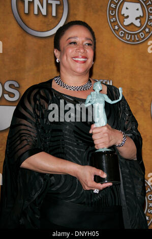 29. Januar 2006; Los Angeles, Kalifornien, USA; Schauspielerin S. Christian MERKERSON mit dem Award für "Hervorragende Leistung durch eine Schauspielerin in einem Fernsehfilm oder einer Miniserie" im Presseraum auf der 12. Annual Screen Actors Guild Awards statt im Schrein Exposition Center in Los Angeles. Obligatorische Credit: Foto von Lisa O'Connor/ZUMA Press. (©) Copyright 2006 von Lisa O'Connor Stockfoto