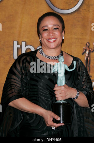 29. Januar 2006; Los Angeles, Kalifornien, USA; Schauspielerin S. Christian MERKERSON mit dem Award für "Hervorragende Leistung durch eine Schauspielerin in einem Fernsehfilm oder einer Miniserie" im Presseraum auf der 12. Annual Screen Actors Guild Awards statt im Schrein Exposition Center in Los Angeles. Obligatorische Credit: Foto von Lisa O'Connor/ZUMA Press. (©) Copyright 2006 von Lisa O'Connor Stockfoto