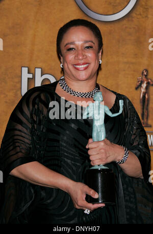 29. Januar 2006; Los Angeles, Kalifornien, USA; Schauspielerin S. Christian MERKERSON mit dem Award für "Hervorragende Leistung durch eine Schauspielerin in einem Fernsehfilm oder einer Miniserie" im Presseraum auf der 12. Annual Screen Actors Guild Awards statt im Schrein Exposition Center in Los Angeles. Obligatorische Credit: Foto von Lisa O'Connor/ZUMA Press. (©) Copyright 2006 von Lisa O'Connor Stockfoto