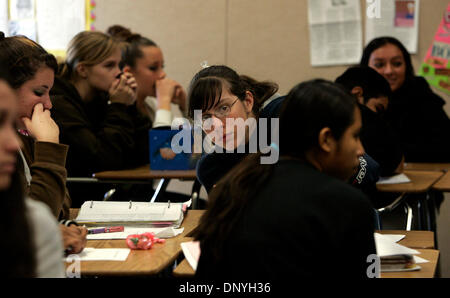 (23.12.2005, veröffentlicht NC-1, NI-1) Oceanside Gymnasiast Kayla<cq> Sotelo, 14, center, Plays als Student erzählt eine Geschichte "Ironie" in der englischen Freshman-Klasse zeigen. Zog sich mehrere Klassen in ihrem Leseniveau zwischen September und Dezember, wenn die Gates-MacGinitie-Lesetests erhielten.--Laura Embry/Union-Tribune</cq> Stockfoto