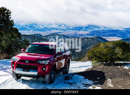 Brandneue 2014 Toyota 4Runner Trail Premium auf Schnee bedeckt 4WD Straße östlich von Salida, Colorado, USA Stockfoto