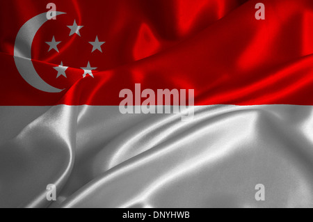 Singapoore Flagge auf seidige Textur. Stockfoto